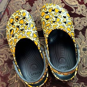 Crocs Disney Parks Animal Kingdom Leopard Mickey Print Clogs Sz 9 Women Sz 7 Men
